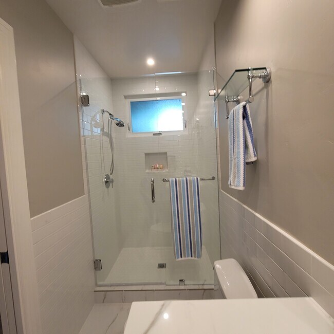 Building Photo - 827 Lindaraxa Park N