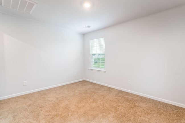Building Photo - Spacious house with large office and 3 bedrooms in pool community. Available after July 10!