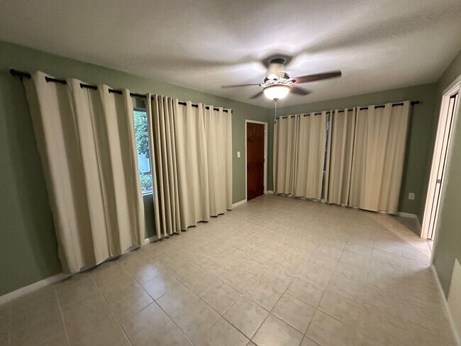 Building Photo - Stunning 3/2 Bungalow near the historic di...