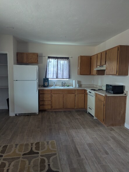 Building Photo - 1925 N Mountain Ave