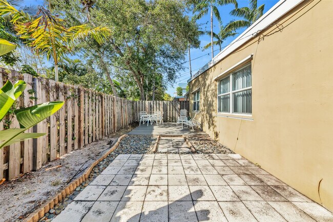 Building Photo - 805 NE 17th Ave