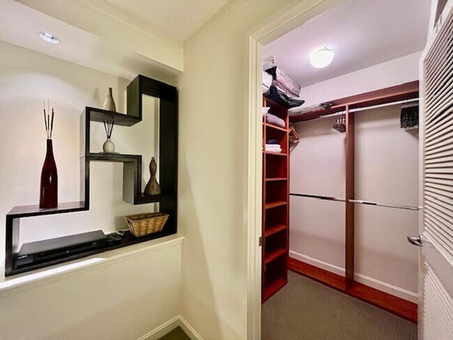 Building Photo - Rare luxury downtown condo w/parking, pool, hot tub and roof deck w/Bay Bridge Views!