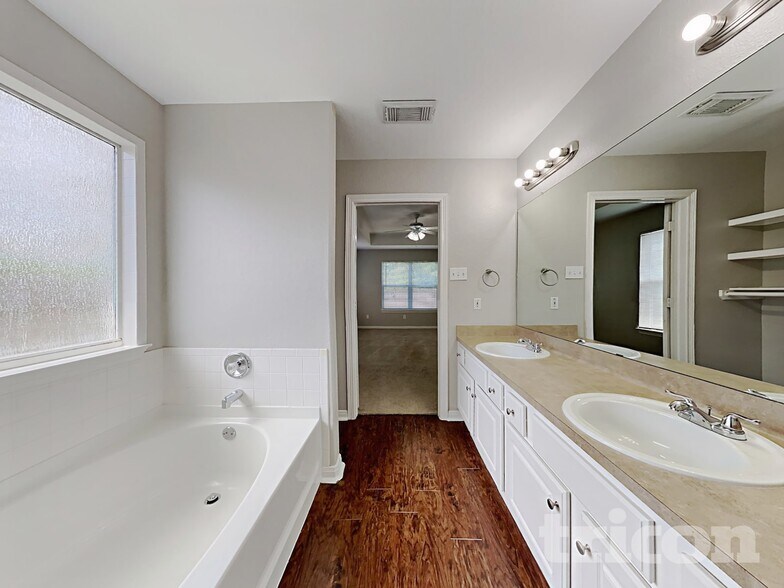 Building Photo - 220 Kellyn Ct