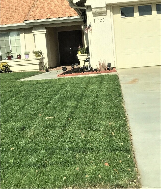 Building Photo - Westside location! Beautiful Single Story On Large Corner Lot