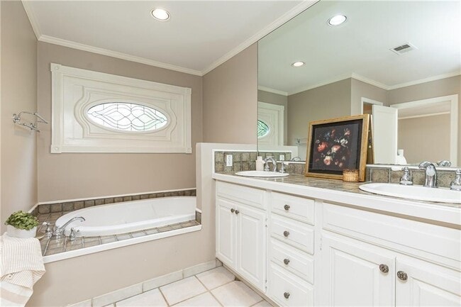 Building Photo - 1311 Roxboro Dr NE