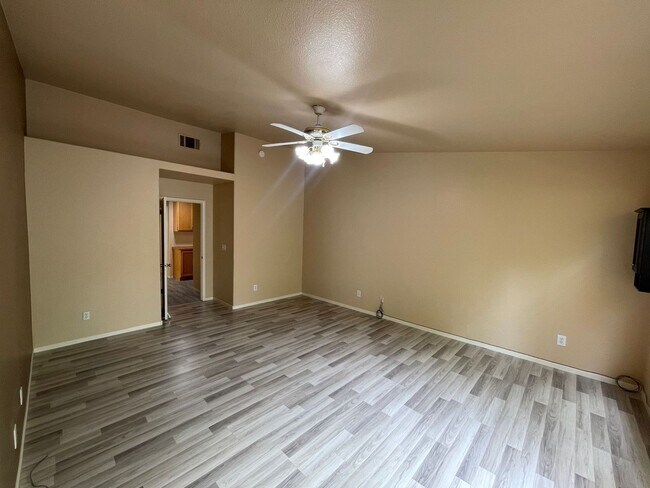 Building Photo - CHARMING 3BD/2BA HOME NEAR ELKHORN