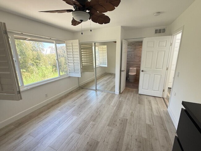 Building Photo - Unique Condo in Huntington Harbor