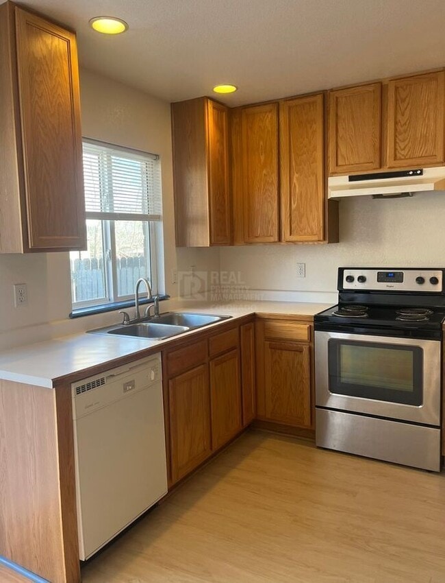 Building Photo - 911 Tulip St