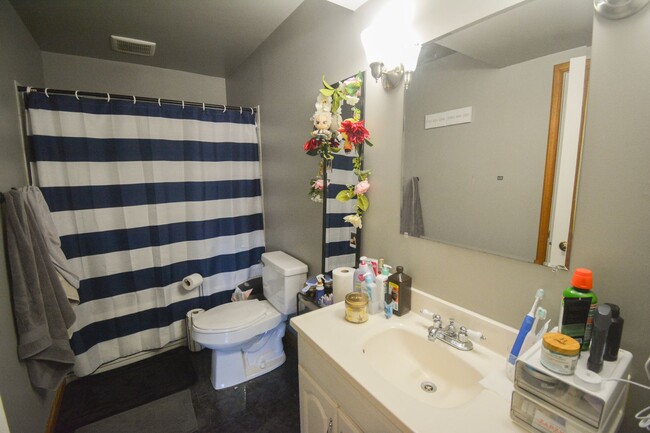 Building Photo - 4 bed 2 bed For Rent in Country Club Manor!