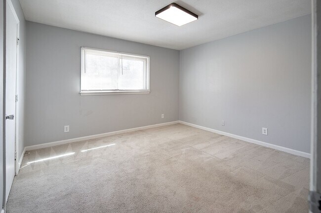 Building Photo - Spacious, affordable two bedroom townhouse in a great location in Charlotte!