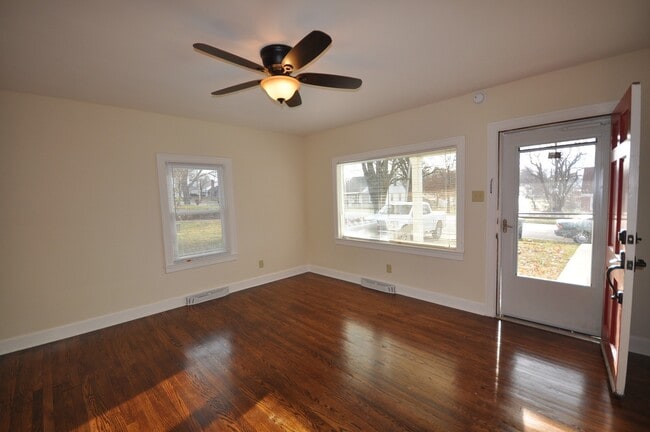 Building Photo - Pre-Leasing for Fall Semester 2026 - Walk to UK!