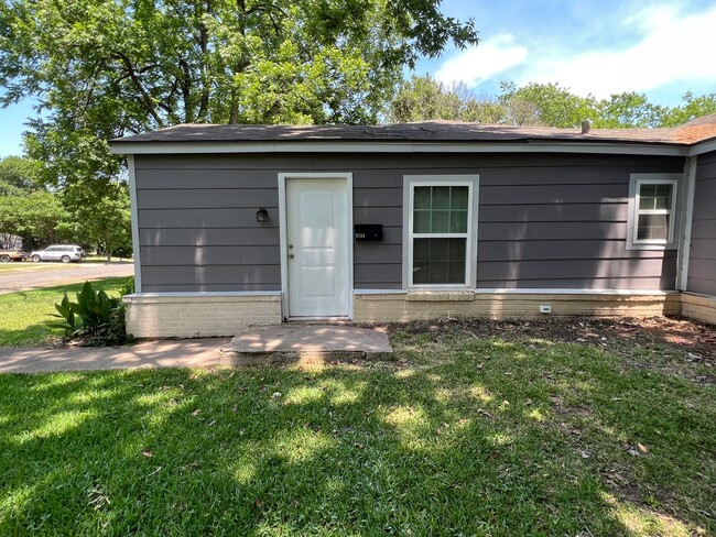 Primary Photo - 1 bed/ 1 bath Waco Duplex