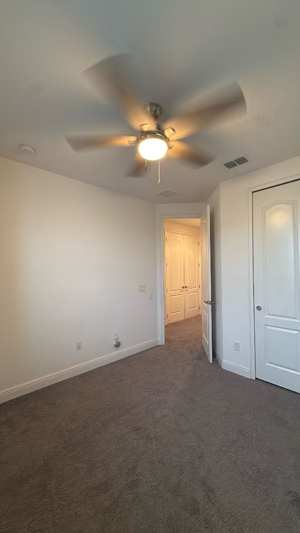 Building Photo - Eagle Creek three bedroom, 2 and half bath...