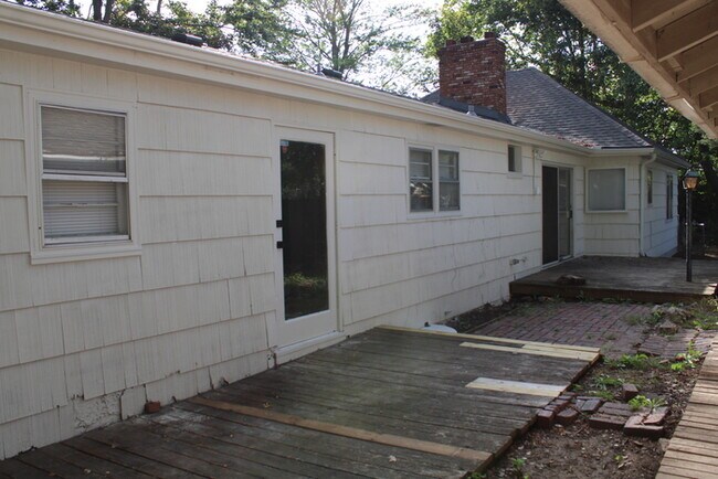 Building Photo - Spacious 4 Bedroom, 3 Full Bath Home In In...