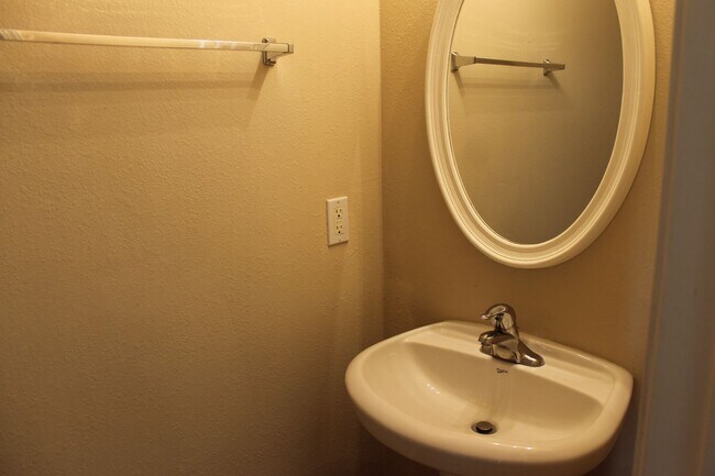 Building Photo - Four Bedroom Town Home with Two Car Garage in University Park-Renovated!