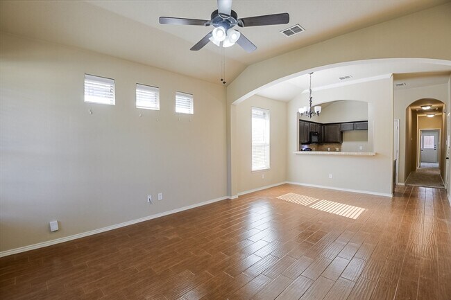 Building Photo - Available Now! Nice 3 Bedroom Townhouse lo...