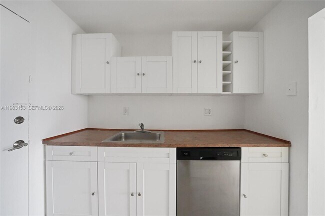 Building Photo - 2000 NE 135th St