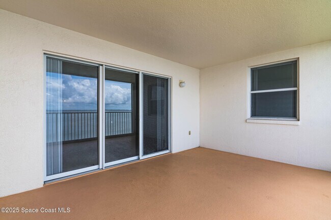 Building Photo - 7048 Sevilla Ct
