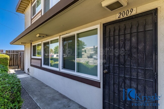 Building Photo - 2009 Florida St