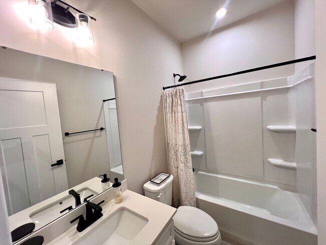 Building Photo - Canonsburg - 3 Bedroom 2.5 Bathroom Townhome For Rent