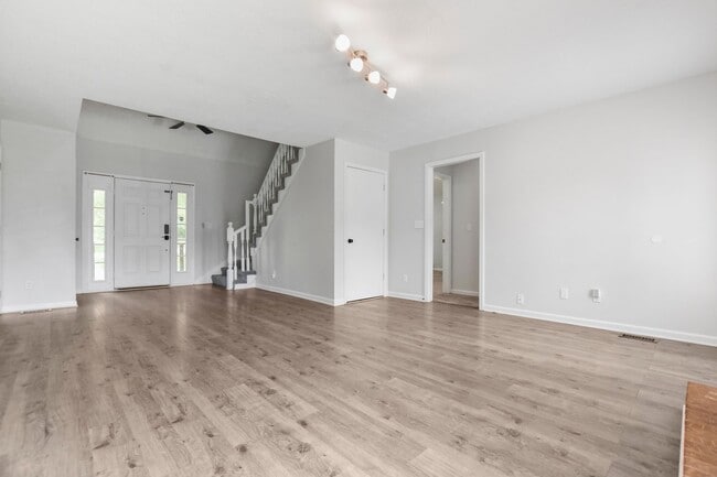 Building Photo - Pet Friendly Three Bedroom!