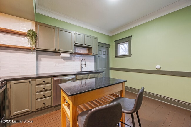 Building Photo - 1820 Sherwood Ave