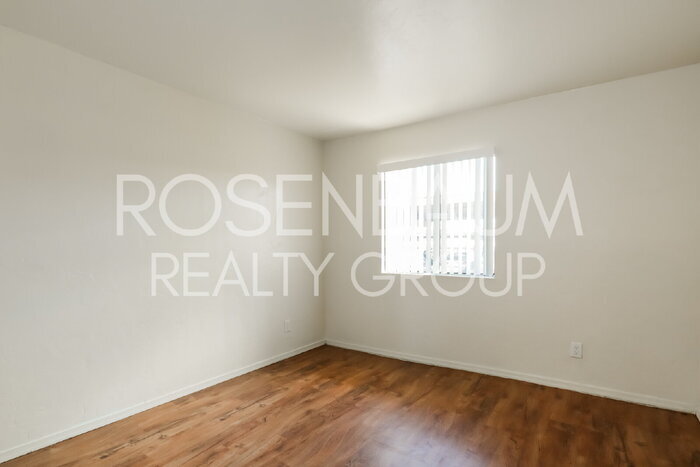 Building Photo - 455 W Kelso St