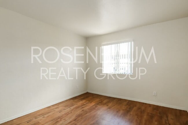 Building Photo - Spacious 1-bedroom, 1-bath downstairs apar...