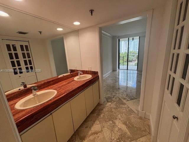 Building Photo - 520 Brickell Key Dr
