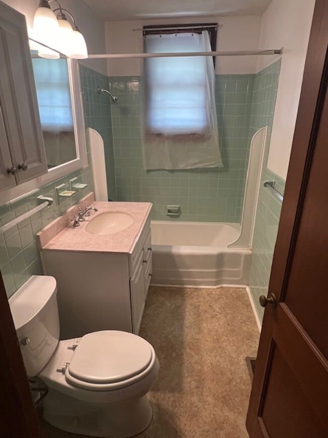 Building Photo - 818 Ridge Rd