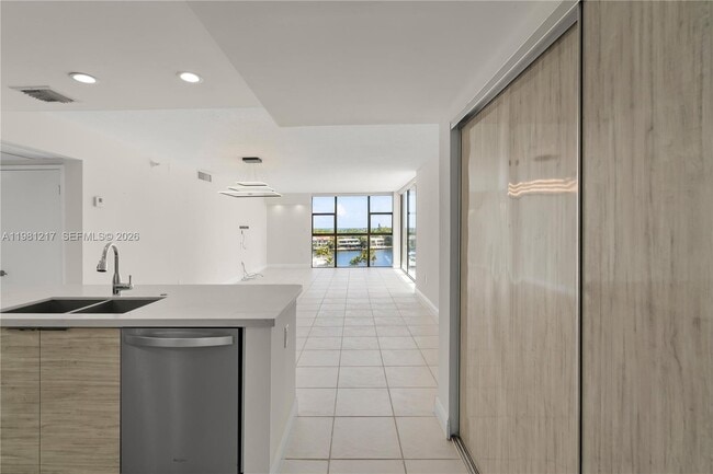 Building Photo - 20505 E Country Club Dr