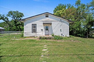 Building Photo - 2 or 3 bed/1 bath house in Indian Hills av...