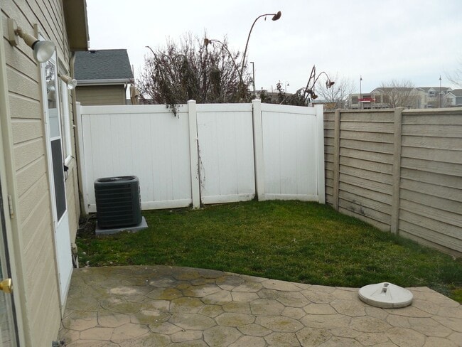 Building Photo - 2 Bedroom, 1.5 Bath Townhome