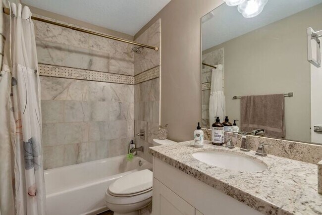 Building Photo - Upmarket Townhouse in Sought After Holladay City
