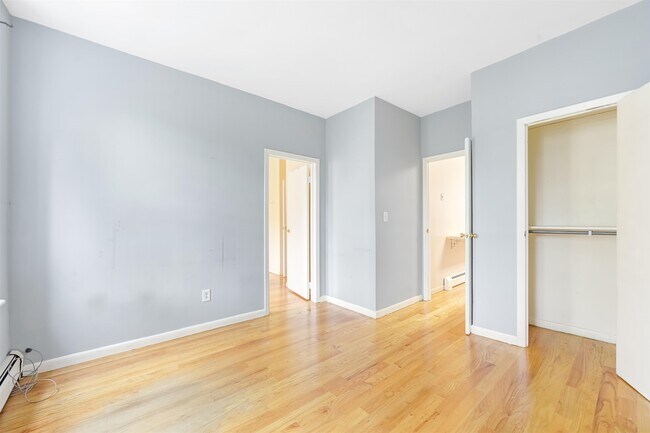 Building Photo - 523 Adams St