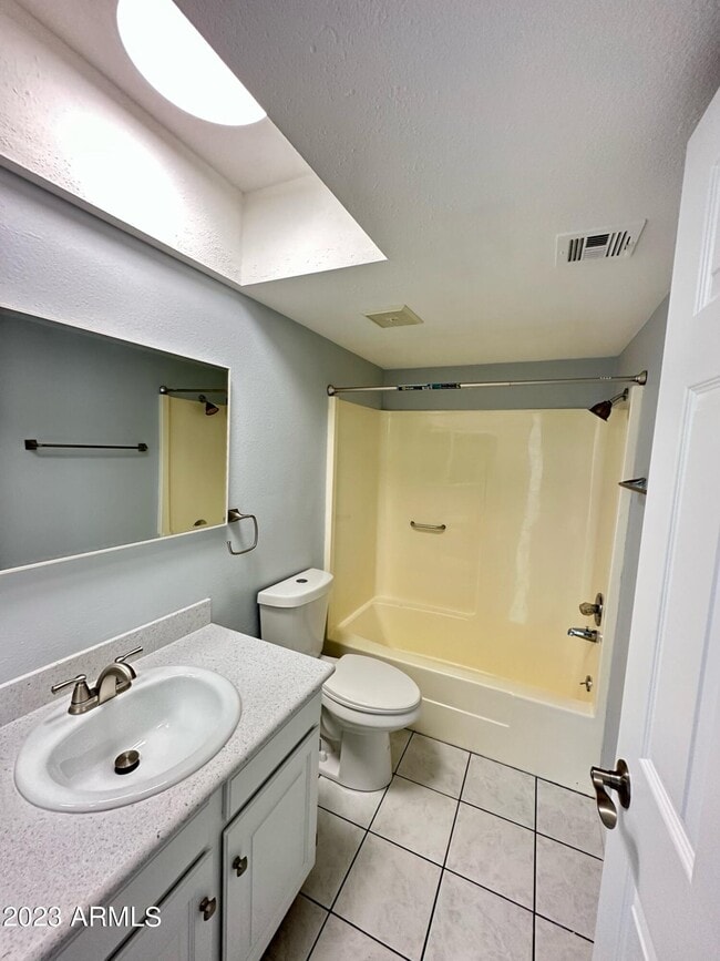 Building Photo - 821 E Orange Dr