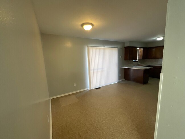 Building Photo - 3 bed. 1.5 bath 2 living areas