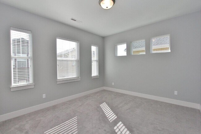 Building Photo - Immaculate Home in Harris Ranch