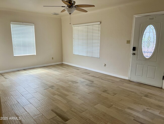 Building Photo - 1419 E Earll Dr