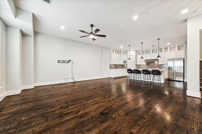 Building Photo - 912 Yale St