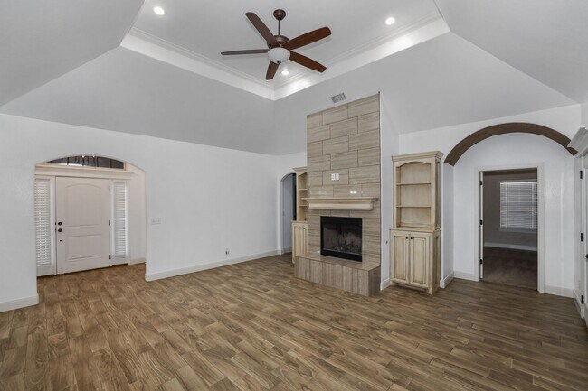 Building Photo - Stunning with 4 bedrooms in City View!