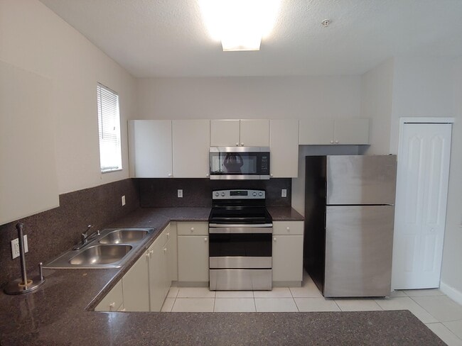 Building Photo - 2108 Shoma Dr
