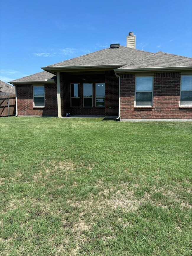 Building Photo - 3/2/2 Ready to Go! Located on the greenbelt!