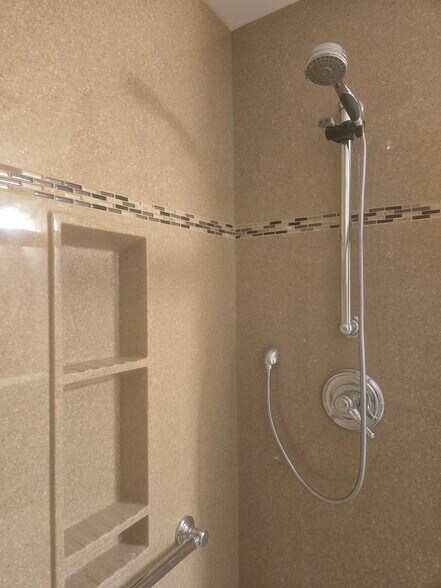 Main Bath - 4534 Ohio St