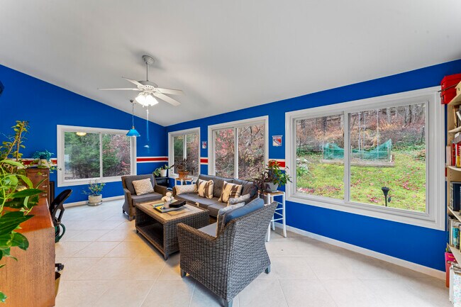 Building Photo - 8 Glenview Dr