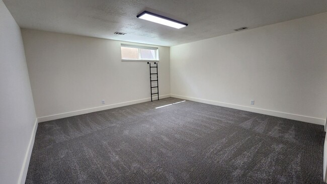 Building Photo - Earnshaw Estates 2