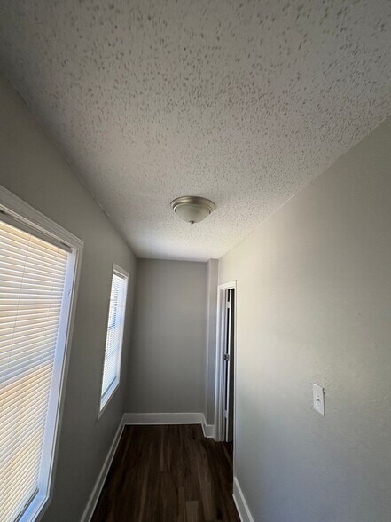 Building Photo - 3904 Kimball Ave