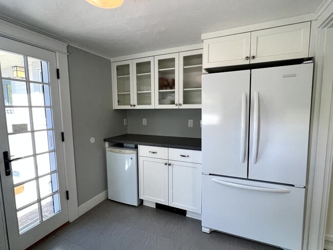 Building Photo - Charming Historical Home, Desirable Downtown Location. Flexible Lease Terms, 30-day Min. All Util...