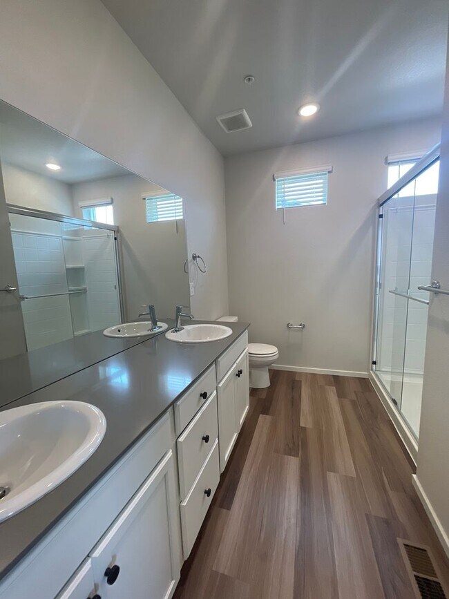 Building Photo - Luxury Condo - Water, Sewer, Basic Internet Included!