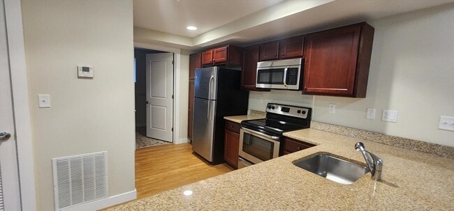 Building Photo - 20 Pond St